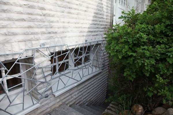 Fenstergitter in Schmitzstruktur. Sieht nicht nur toll aus sondern Schützt vor Einbrüchen.