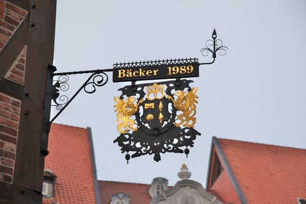 Besonders schöner Ausleger für das Bäckeramtshaus in Hildesheim am historischen Marktplatz