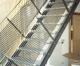 Treppe und Treppengeländer aus lackiertem Stahl