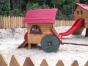 Kleinkinderspielplatz mit Hüpfkissen und Rutschenhäusern