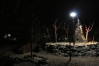 Den Spielplatz im Winter-Zoo haben mit Lichballons beleuchtet