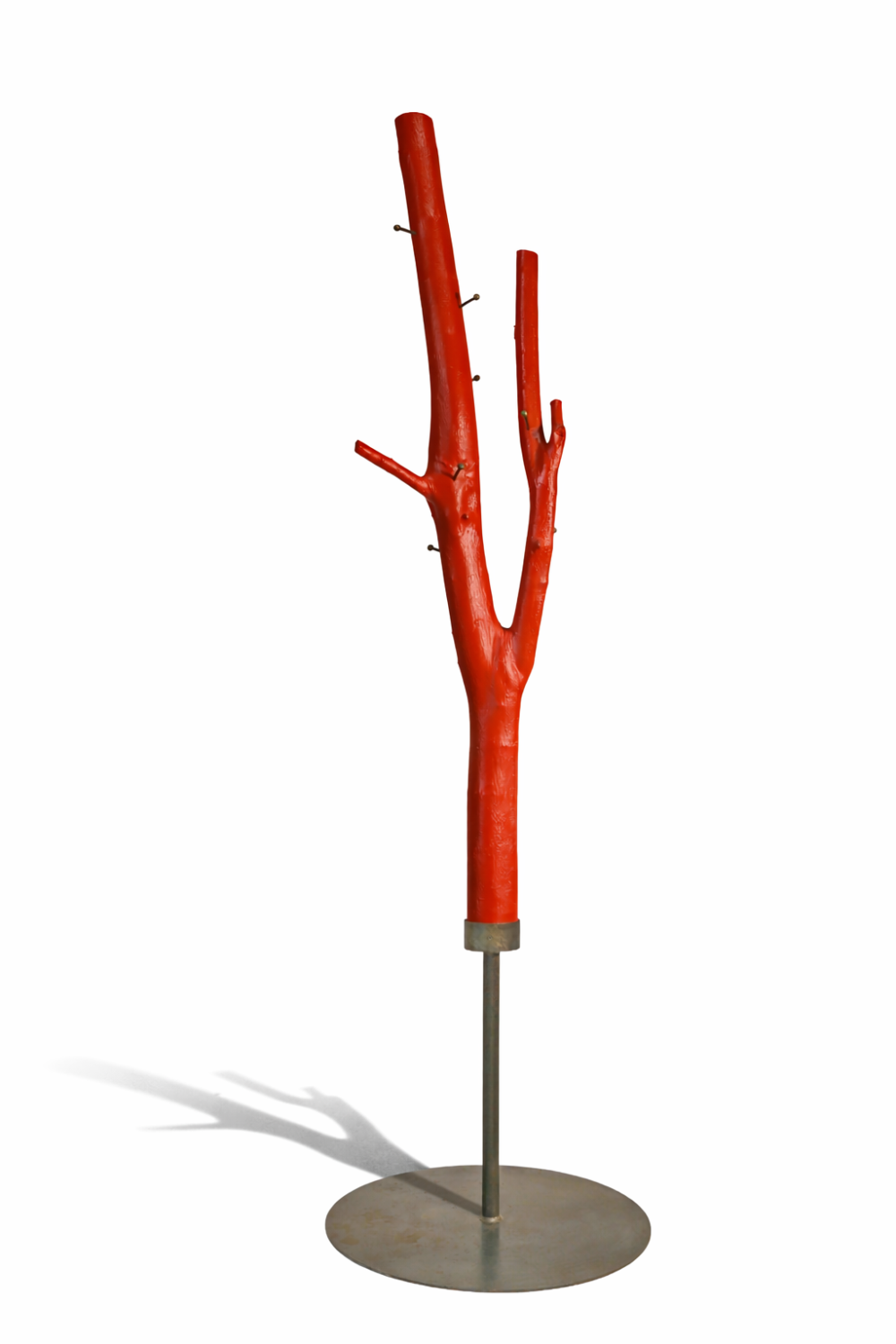 Garderobe aus Stahl und einem lackierten Baumstamm - rot lackierte Baumstamm Garderobe