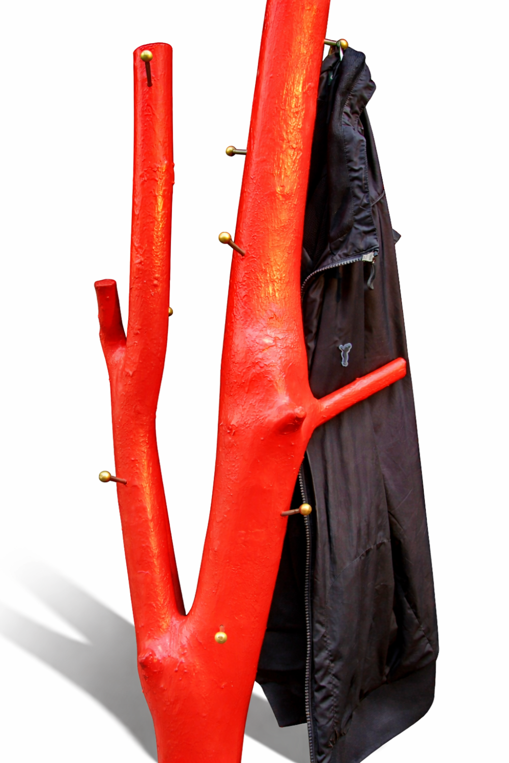 Garderobe aus Stahl und einem lackierten Baumstamm - rot lackierte Baumstamm Garderobe