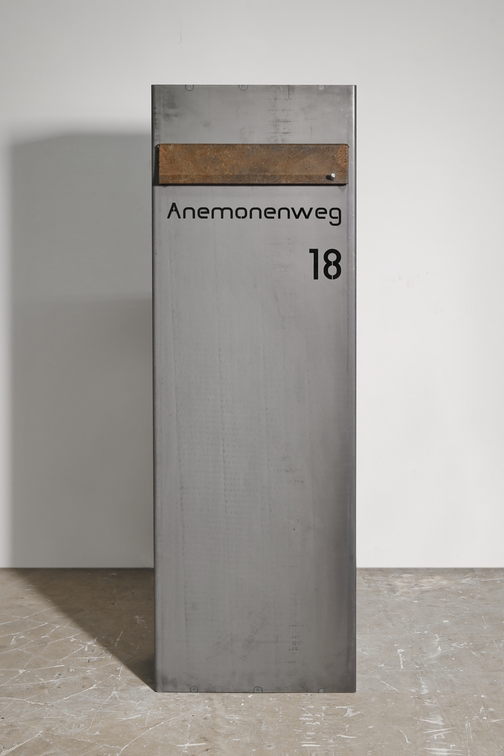 Briefkasten aus rostigem Stahl