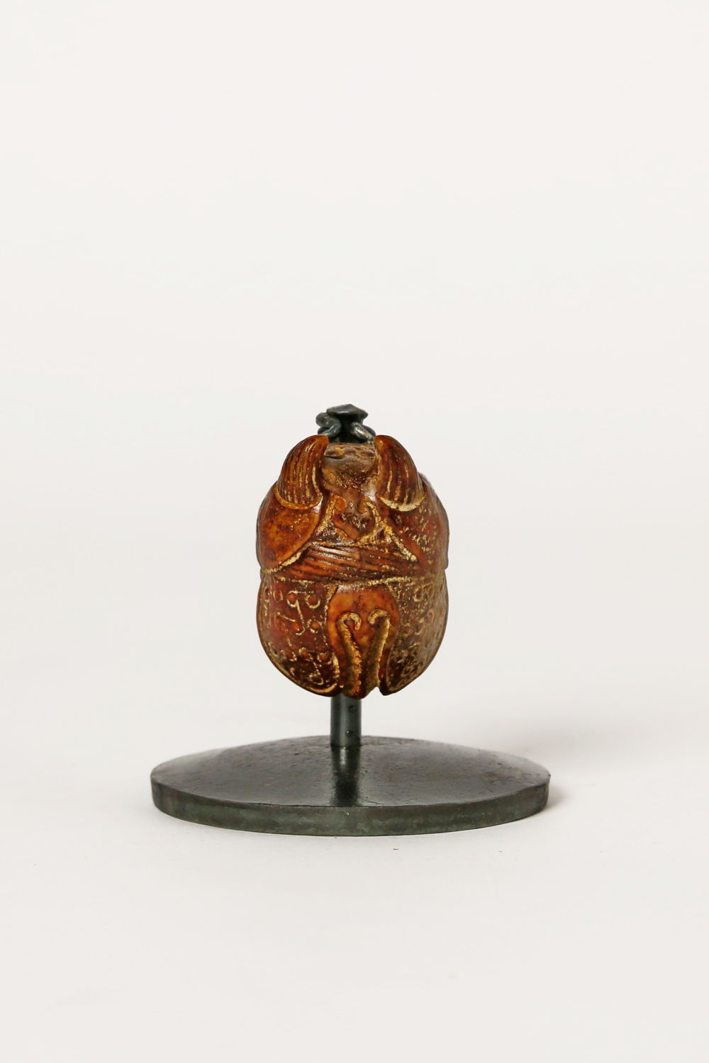 handgeschmiedeter Ständer für einen Käferr aus Jade