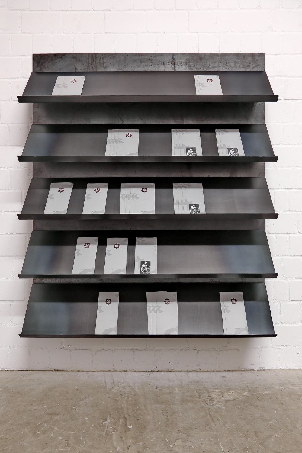 Prospekthalter mit Rückwand