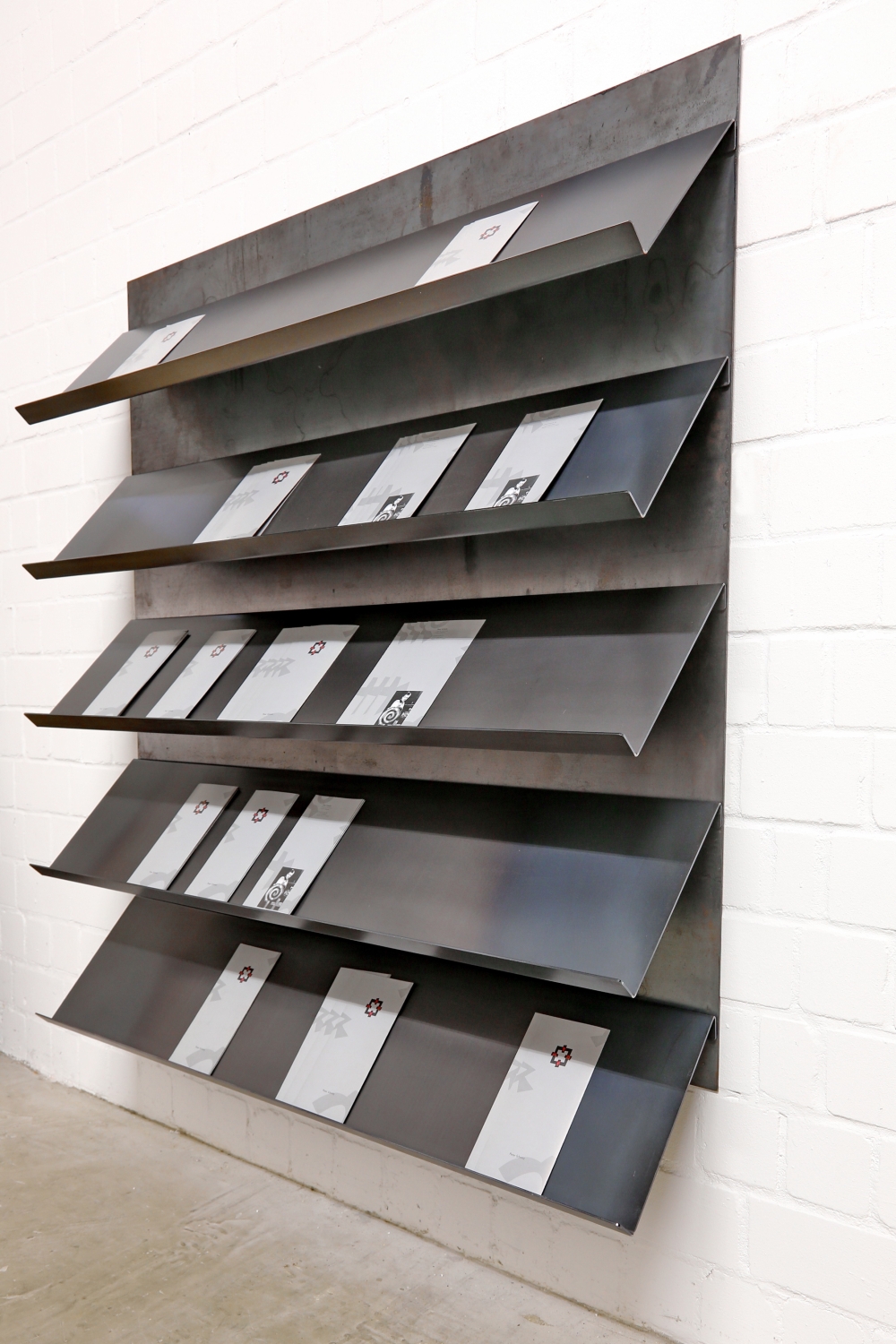 Prospekthalter mit Rückwand