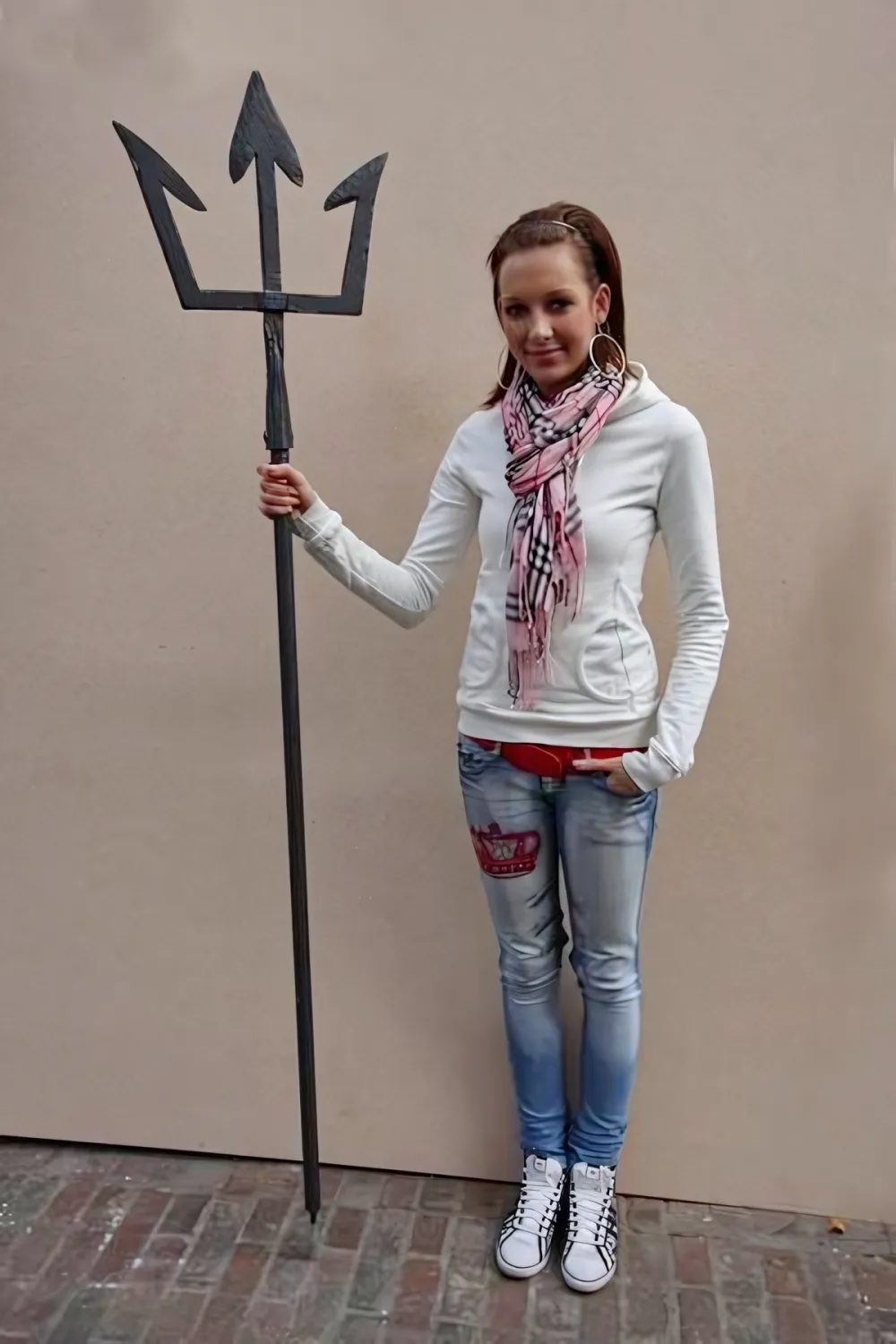 Unsere Praktikantin Sarah Lux mit einem geschmiedetem Dreizack - Sartah Lux mit einem Dreizack