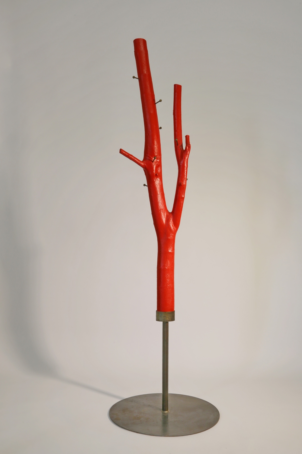 Garderobe rot lackierter Baumstamm