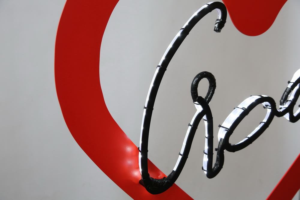 Herz aus lackiertem Blech mit hinterleuchteter Schrift