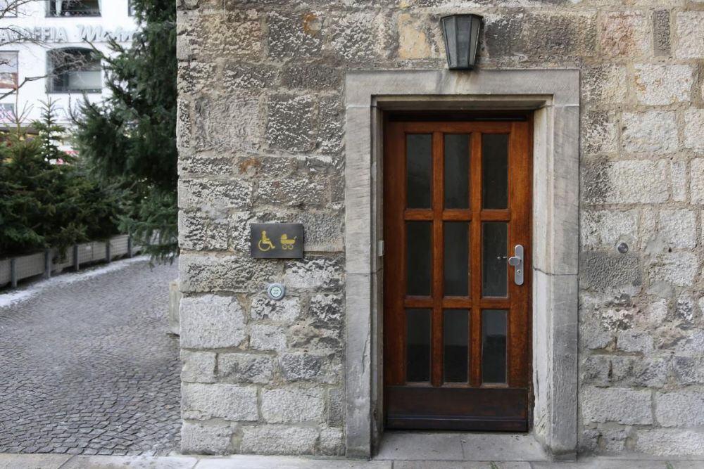 Piktogramme aus Tombak und Gold