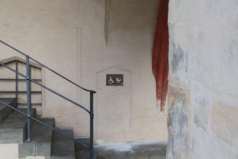 Hinweisschilder zum barrierefreien Eingang