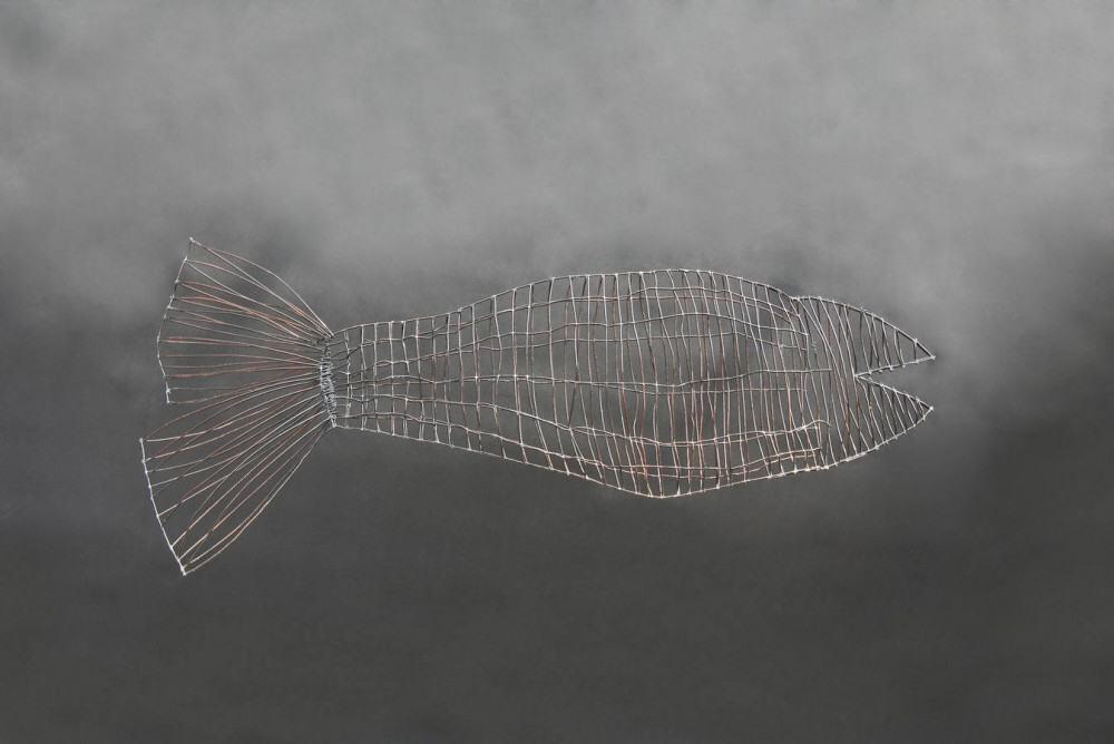 2 Fischskulpturen aus Eisendraht