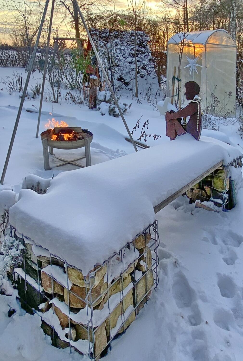 sitzende Skulptur aus Stahl