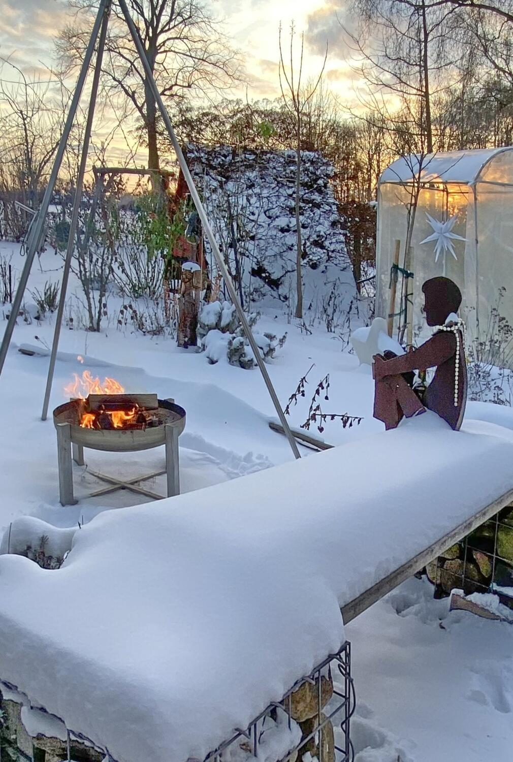 sitzende Skulptur aus Stahl