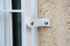 weiß lackiertes Fenstergitter aus Flachstahl 40 x 10 mm - stabiler Einbruchschutz