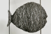 Drahtfisch im Rahmen – Transparente Fischskulptur aus Stahl - Fisch im Rahmen