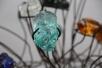 Glas Blume aus Eisen und farbigem Glasbrocken
