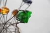 Glas Blume aus Eisen und farbigem Glasbrocken