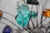 Glas Blume aus Eisen und farbigem Glasbrocken