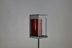 Grablicht mit rotem Kerzenglas