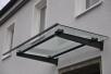 Vordach aus lackiertem Stahl und Glas