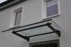 Vordach aus lackiertem Stahl und Glas