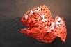 Rote Fischskulptur aus lackiertem Metall