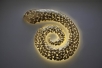 dreidimensionale Spiralstruktur aus Stahlblech geschweißt, vergoldet und mit LED hinterleuchtet