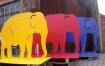 Farbig lackierte Elefanten aus feuerverzinktem Stahl