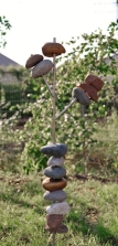 Gartenskulptur mit Steinen