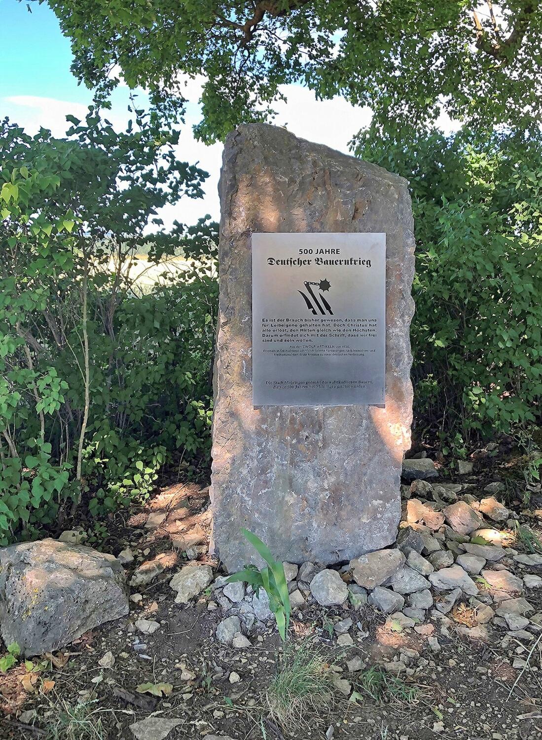 Stele mit Edelstahl Schild