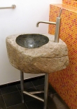 Waschbecken aus Granit mit einem Edelstahl Untergestell