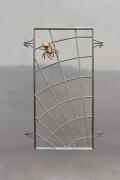 Spinnennetzgitter aus Edelstahl mit einer Spinne aus Bronze