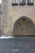Probeaufbau einer gelben Blumenskulptur auf dem historischen Marktplatz in Hildesheim