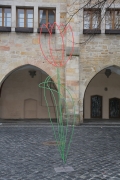 Probeaufbau einer roten Blumenskulptur auf dem historischen Marktplatz in Hildesheim