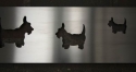 Lüftungsgitter mit gelaserten Hunden aus geschliffenem Edelstahl
