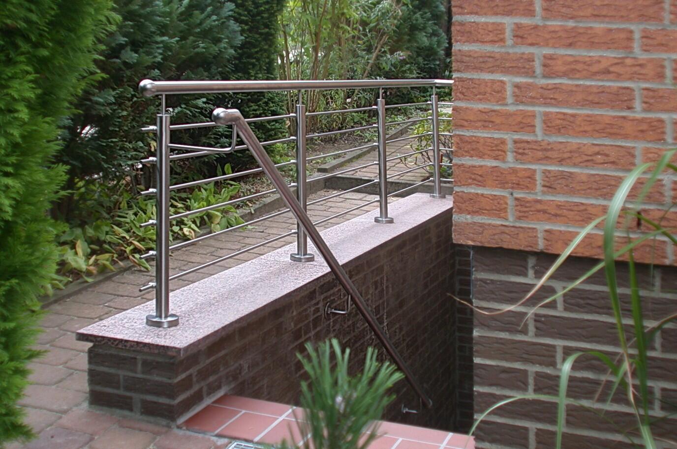 Umrandung für Kellertreppe aus Edelstahl - Treppengeländer - Edelstahl Relinggeländer