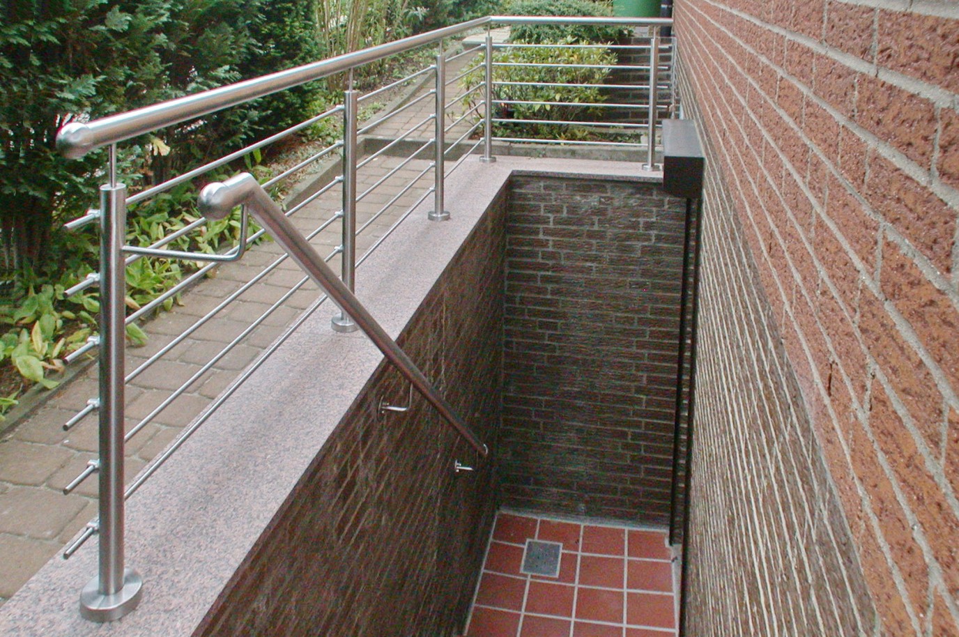 Umrandung für Kellertreppe aus Edelstahl - Treppengeländer - Edelstahl Relinggeländer