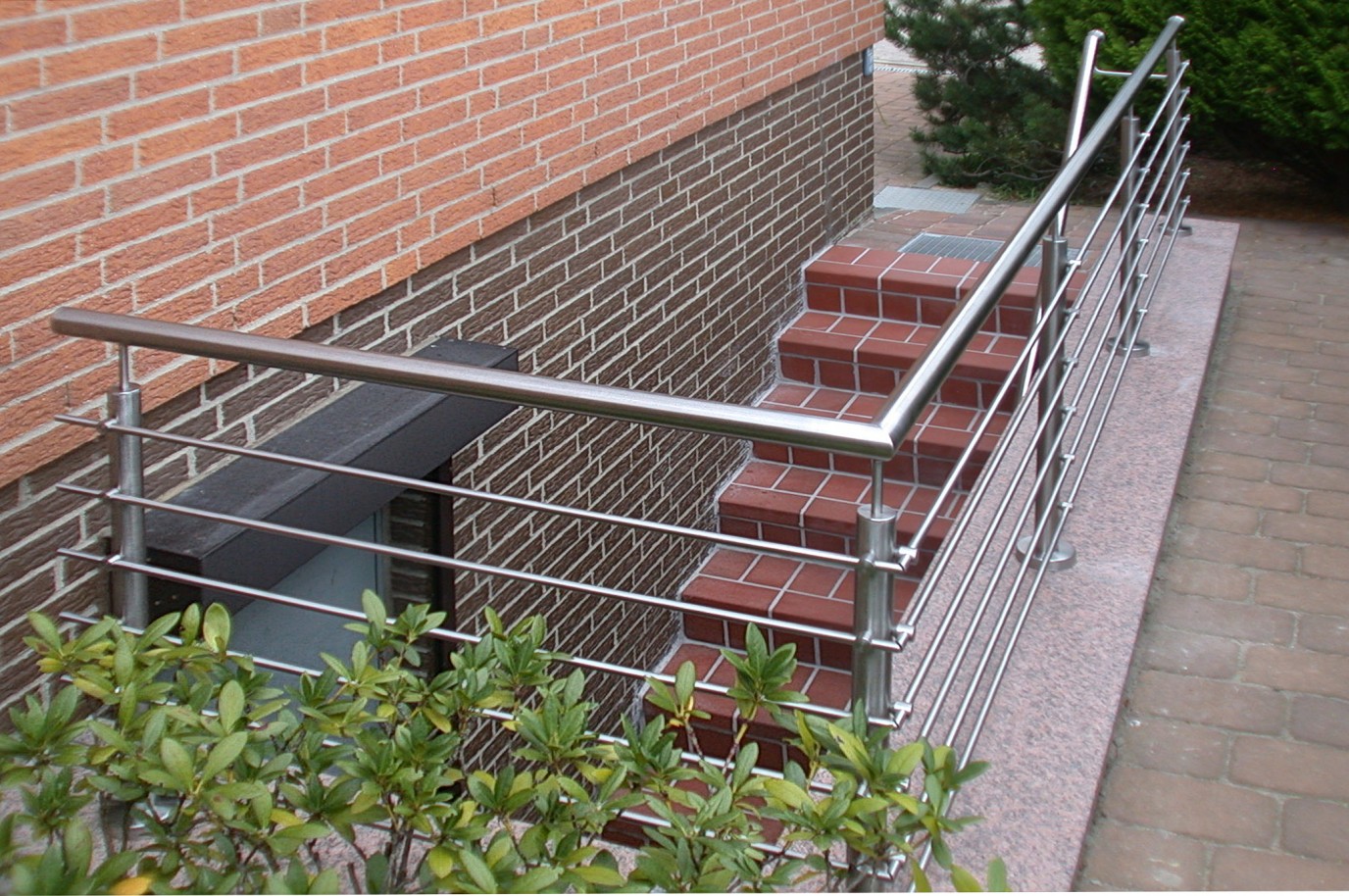 Umrandung für Kellertreppe aus Edelstahl - Treppengeländer - Edelstahl Relinggeländer