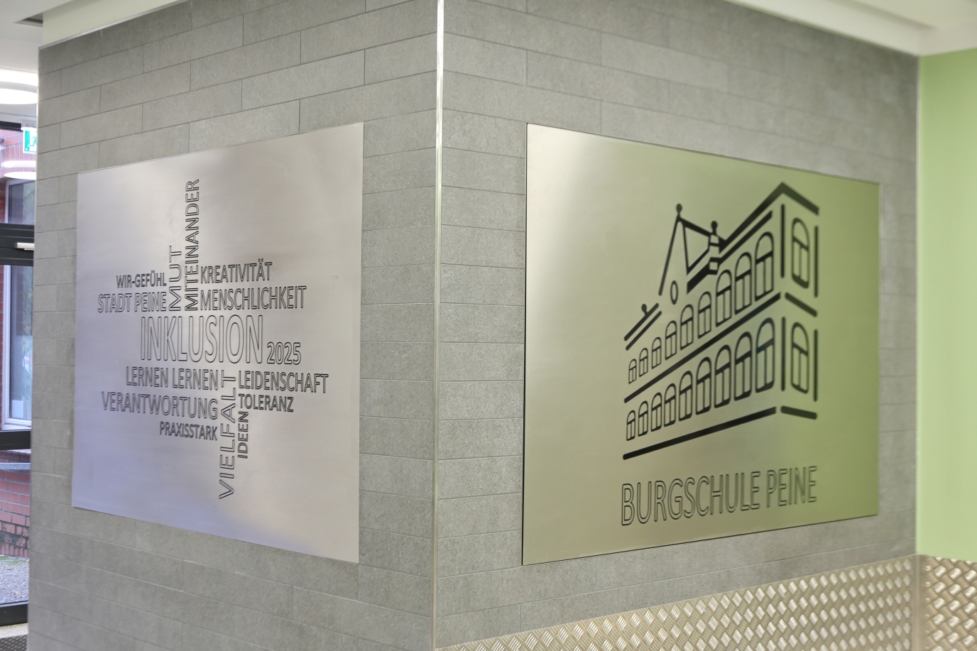 riesige gravierte Text- und Bildtafeln für die Burgschule in Peine - Schilder für die Grundschule