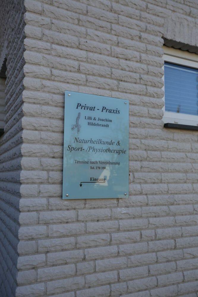 Bedrucktes Glasschild für eine Privat-Praxis