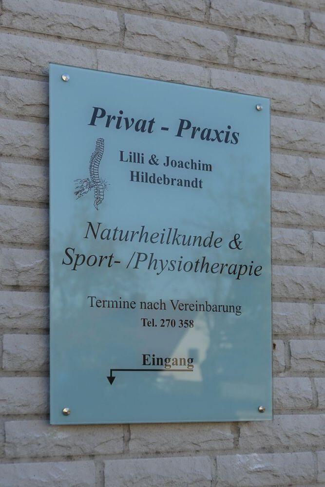 Bedrucktes Glasschild für eine Privat-Praxis