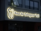 Haus der Zahngesundheit Beleuchtete Edelstahlbuchstaben mit einem Edelstahl Logo