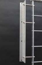 französischer Balkon mit Befestigungswinkeln unter einem Wärmedämmverbundstystem