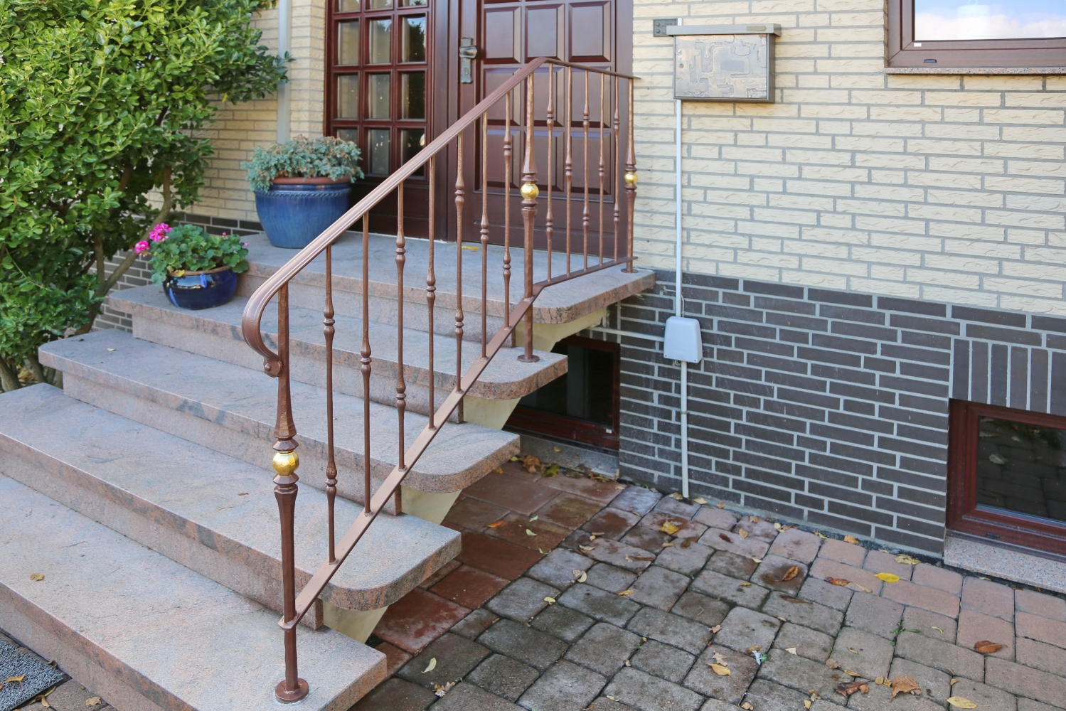 Treppengeländer mit massiven, geschmiedeten Stäben