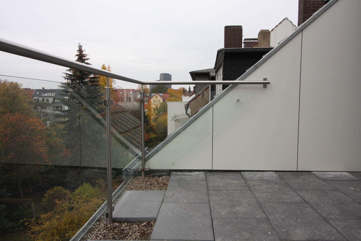 Balkongeländer aus Edelstahl und Glas