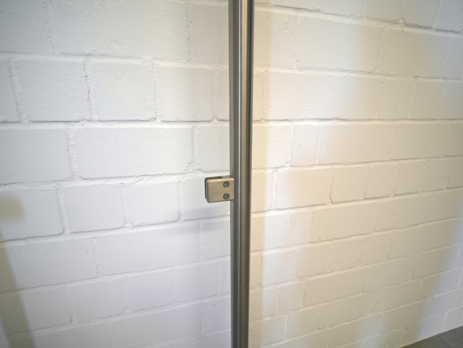 Edelstahl Pfosten mit Edelstahlrohren als Schilderhalter