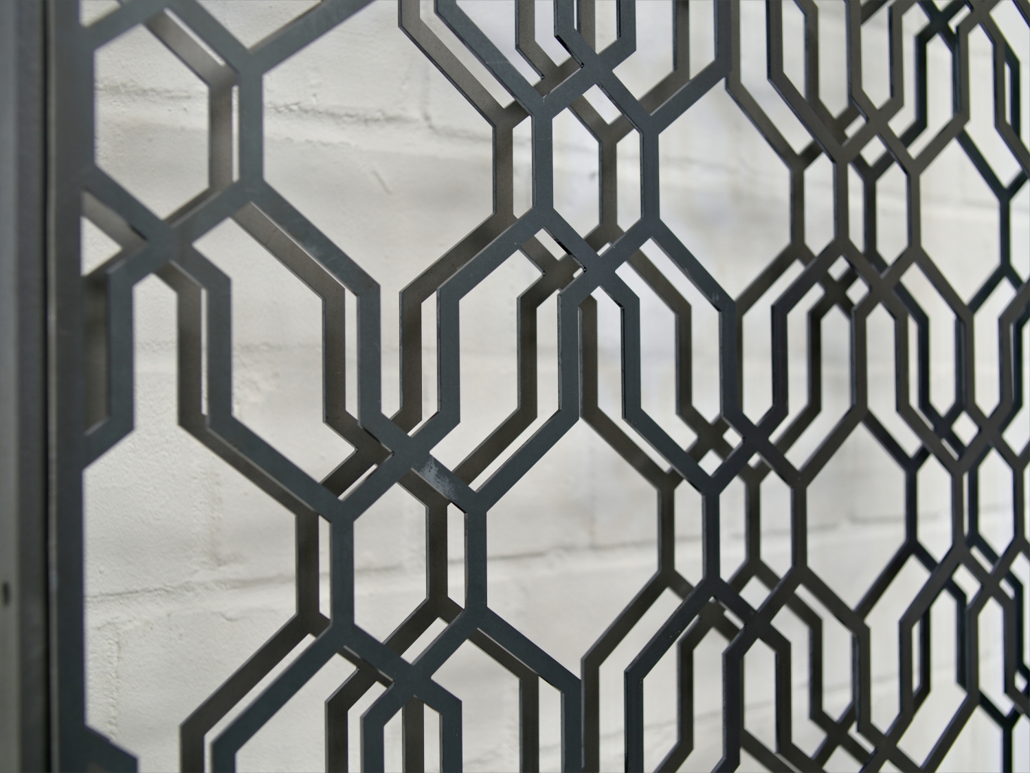 Festverglasung aus Stahl mit ornamentaler Füllung