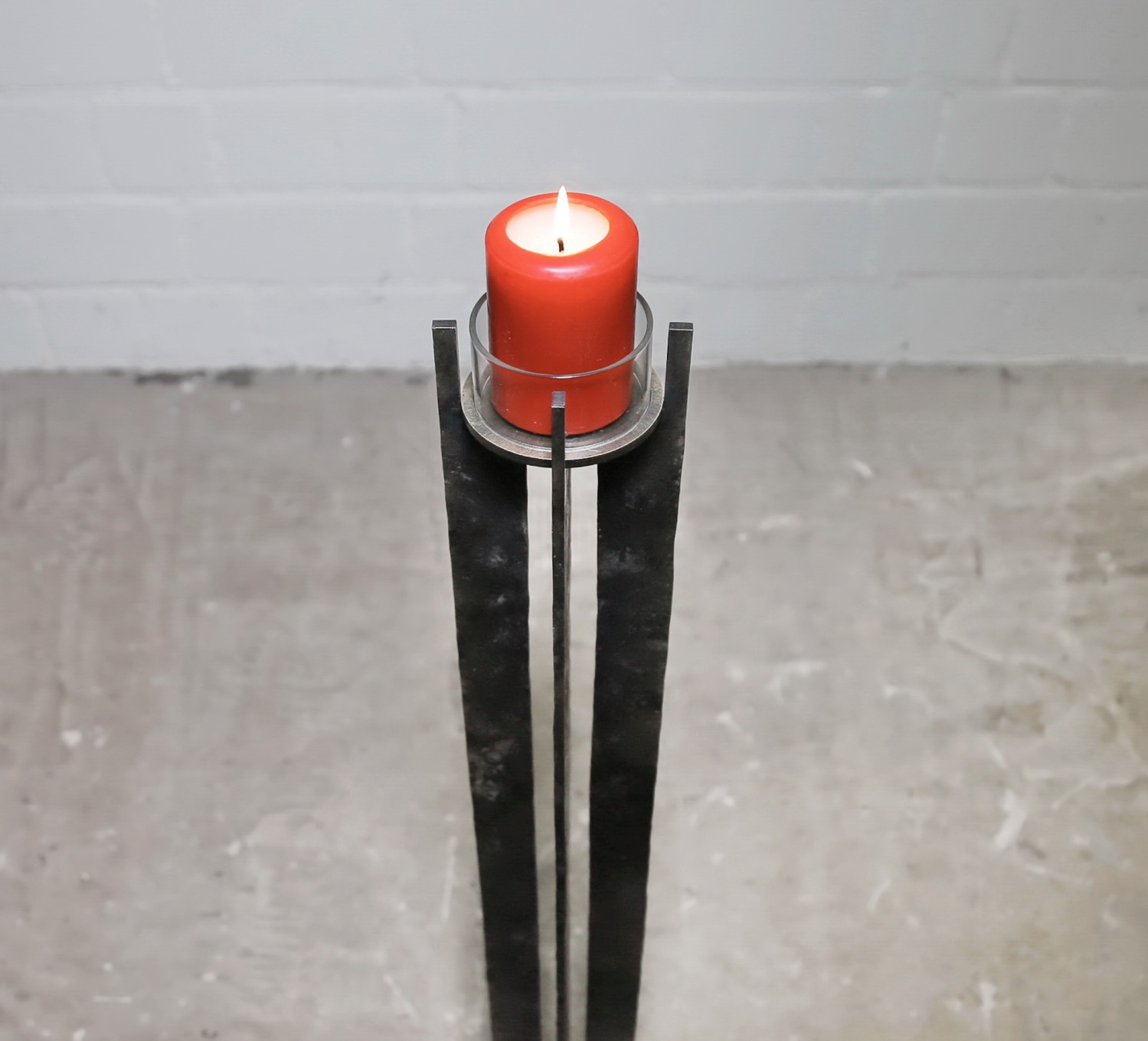 Hoher Kerzenleuchter aus 6 mm Stahl geschmiedet